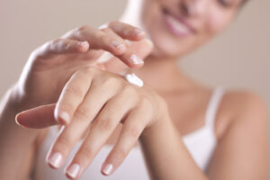 Gepflegte Nägel und glatte Haut an den Händen: Pflege zu Hause und im Kosmetikstudio