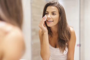 Trockene, fettige oder gemischte Haut abschminken – hilfreiche Tipps